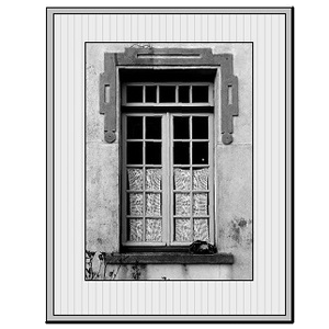 Quadro de parede com janela antiga.